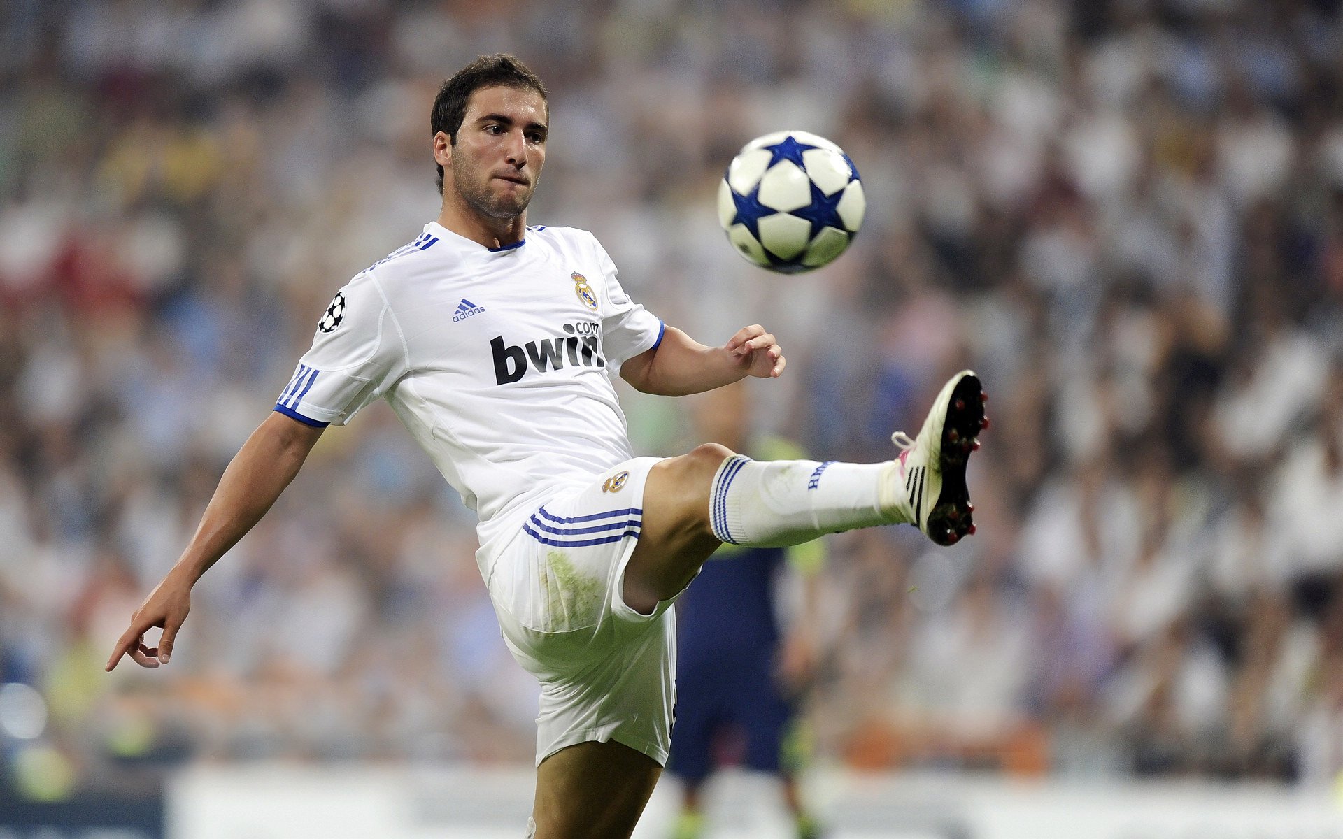 骑士收割雄鹿，锡安展现巨星价值，新世代的力量宣言